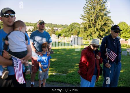 BLOOMINGTON, INDIANA - 30 MAGGIO: Cerimonia del Memorial Day al Rose Hill Cemetery il 30 maggio 2022, a Bloomington, Indiana. (Foto di Jeremy Hogan/The Bloomingtonian) Foto Stock
