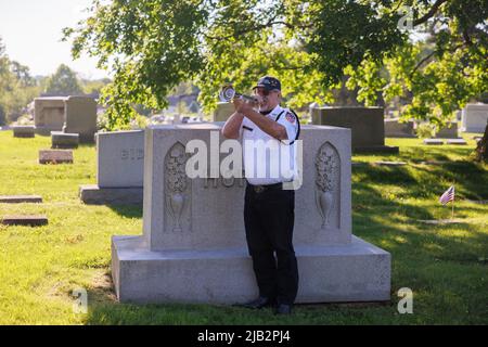 BLOOMINGTON, INDIANA - 30 MAGGIO: Cerimonia del Memorial Day al Rose Hill Cemetery il 30 maggio 2022, a Bloomington, Indiana. (Foto di Jeremy Hogan/The Bloomingtonian) Foto Stock