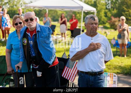 BLOOMINGTON, INDIANA - MAGGIO 30: Cerimonia del Memorial Day ai Valhalla Memory Gardens il 30 Maggio 2022, a Bloomington, Indiana. (Foto di Jeremy Hogan/The Bloomingtonian) Foto Stock