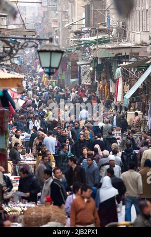 Egitto, Cairo. Ora di punta nel bazar di Khan al Khalili nel centro della città. Foto Stock