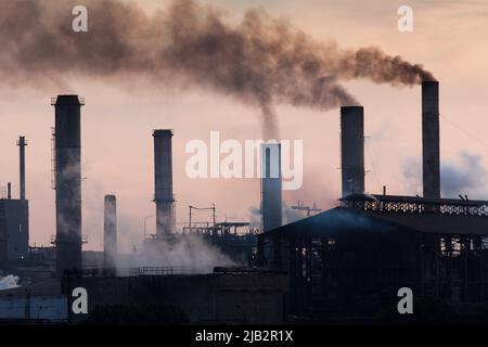 Egitto, EdfuIndustry lungo il fiume Nilo dove le fabbriche producono inquinamento atmosferico. Foto Stock