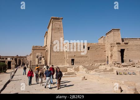 Egitto, Assuan. Grazie alla costruzione della nuova diga di Assuan o High Dam, è stato creato un enorme lago, il lago Nasser. Molti templi egiziani e anche Th Foto Stock