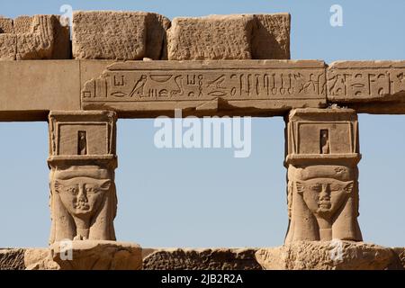 Egitto, Assuan. Grazie alla costruzione della nuova diga di Assuan o High Dam, è stato creato un enorme lago, il lago Nasser. Molti templi egiziani e anche Th Foto Stock