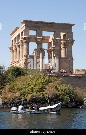 Egitto, Assuan. Grazie alla costruzione della nuova diga di Assuan o High Dam, è stato creato un enorme lago, il lago Nasser. Molti templi egiziani e anche Th Foto Stock
