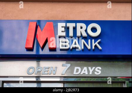 Londra, Regno Unito - 3 maggio 2022: Le indicazioni per Metro Bank a Londra Foto Stock