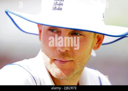England's Stuart Broad durante il giorno uno dei primi LV= Insurance Test Series al Lord's Cricket Ground, Londra. Data foto: Giovedì 2 giugno 2022. Foto Stock