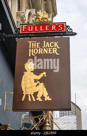 Londra, UK- 3 maggio 2022: Il Jack Horner Pub su Tottenham Court Road a Londra Foto Stock