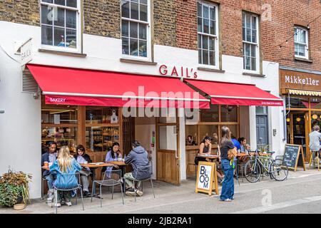 Persone che si siedono al di fuori della panetteria Gail sul mercato Exmouth, Clerkenwell, Londra EC1 Foto Stock