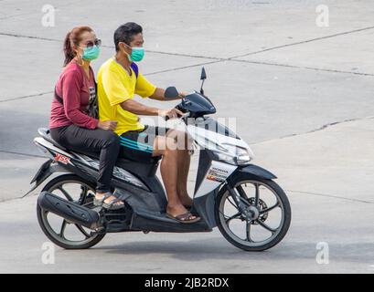 SAMUT PRAKAN, THAILANDIA, 06 2022 MAGGIO, la coppia corre in moto per strada. Foto Stock