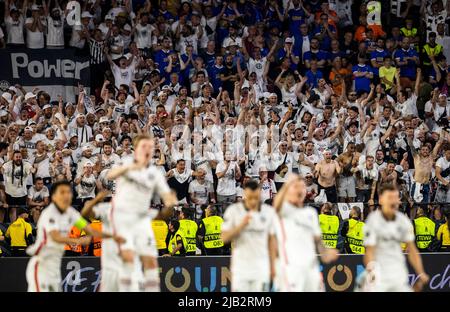 Francoforte tifosi feiern einen gehaltenen Elfmeter von Torwart Kevin Trapp (fra) Eintracht Francoforte - Glasgow Rangers 18.05.2022, Fussball; Saison 2021/ Foto Stock