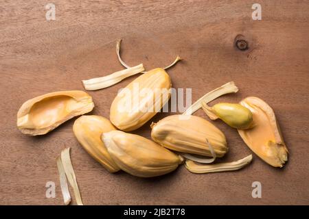 carne di jackfruit con semi su una superficie di legno, frutta benefica per la salute tropicale originaria del sud-est asiatico, presa dall'alto con spazio copia Foto Stock