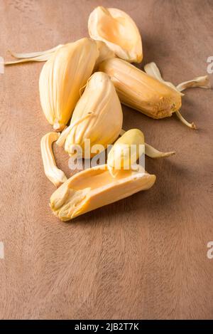 carne di jackfruit con semi su una superficie di legno, frutta benefica per la salute tropicale originaria del sud-est asiatico, presa in profondità poco profonda di campo Foto Stock