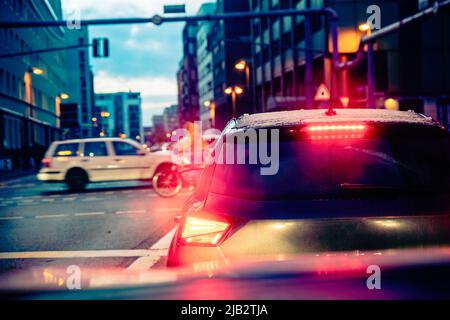 Scena stradale con vettura frenante all'incrocio a Francoforte sul meno Foto Stock