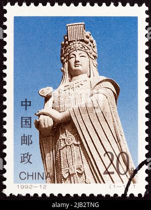 CINA - CIRCA 1992: Un francobollo stampato in Cina mostra la statua di Mazu, dea del mare, circa 1992. Foto Stock