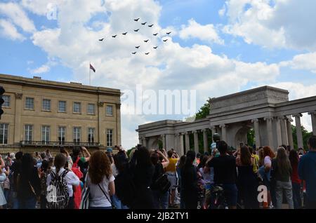 Londra, Regno Unito. 02nd giugno 2022. Durante il volo del Giubileo del platino del RAF, gli aerei formano un '70' commemorativo in onore della Regina. Migliaia di persone si sono rivelate nel centro di Londra quando iniziano le celebrazioni per il Giubileo del platino della Regina, un evento senza precedenti nella storia britannica (Photo by Laura Chiesa/Pacific Press) Credit: Pacific Press Media Production Corp./Alamy Live News Foto Stock