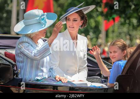 Londra, Regno Unito, 02nd giugno 2022. Camilla, la duchessa di Cornovaglia, Caterina, la duchessa di Cambridge e Caterina e i figli di Guglielmo Charlotte, Luigi e Giorgio, il maggiore. Oltre 1.400 soldati da parata, 200 cavalli e 400 musicisti provenienti da 10 gruppi della Parata tradizionale segnano il compleanno ufficiale della Regina nel fine settimana che quest'anno vede anche il suo Platinum Jubilee. La Parata si sposta lungo il Mall to Horse Guard's Parade, Unito dai membri della famiglia reale a cavallo e in carrozza e si chiude con il tradizionale volo RAF passato, guardato dalla famiglia reale dal Buckingham Palace Bal Foto Stock