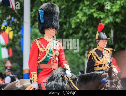 Londra, Regno Unito. 02nd giugno 2022. Il Principe William e la Principessa Ann a cavallo. Oltre 1.400 soldati da parata, 200 cavalli e 400 musicisti provenienti da 10 gruppi della Parata tradizionale segnano il compleanno ufficiale della Regina nel fine settimana che quest'anno vede anche il suo Platinum Jubilee. La Parata si sposta lungo il Mall fino alla Parata della Guardia del Cavallo, unita dai membri della Famiglia reale a cavallo e in carrozza e chiude con il tradizionale volo RAF passato, guardato dalla Famiglia reale dal balcone di Buckingham Palace. Credit: Imagplotter/Alamy Live News Foto Stock