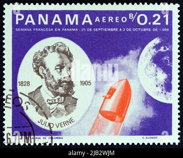 PANAMA - CIRCA 1966: Un francobollo stampato a Panama mostra Jules Verne e razzo, circa 1966. Foto Stock