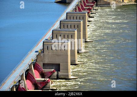 Dubuque, Iowa, Stati Uniti. Blocca e Diga #11 sul fiume Mississippi. Foto Stock