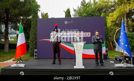 Izmir, Turchia. 1st giugno 2022. La Giornata della Repubblica Italiana ha segnato l'edizione 76th dell'evento annuale dopo due anni di pausa a causa della pandemia e si è celebrata con un'accoglienza organizzata dal Consolato Italiano a Izmir. Un gran numero di diplomatici turchi, italiani e stranieri, uomini d'affari e società hanno partecipato alla reception in un albergo ospitato dal console italiano Izmir Valerio Giorgio. Valerio Giorgio, Console d'Italia a Izmir, ha richiamato l'attenzione sulla forte interazione economica e culturale tra i due Paesi nel suo discorso. Credit: İdil Toffolo/Alamy Live News Foto Stock