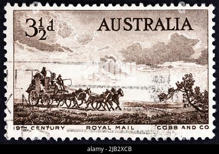 AUSTRALIA - CIRCA 1955: Un francobollo stampato in Australia mostra Cobb & Co Coach (da incisione di Sir Lionel Lindsay), circa 1955. Foto Stock