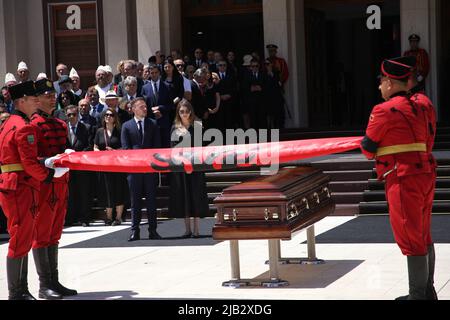 Tirana, Albania. 2nd giugno 2022. Si tiene una cerimonia di lutto per lutto l'ex presidente albanese Bujar Nishani nel palazzo presidenziale di Tirana, Albania, il 2 giugno 2022. L'Albania, giovedì, ha pianto il suo ex presidente Bujar Nishani, morto all'età di 55 anni a causa di gravi complicazioni per la salute causate dal COVID-19. Credit: Gent Onuzi/Xinhua/Alamy Live News Foto Stock