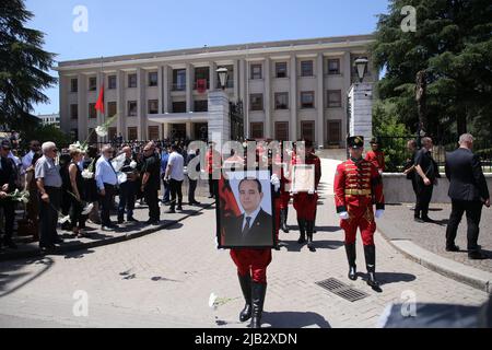 Tirana, Albania. 2nd giugno 2022. Si tiene una cerimonia di lutto per lutto l'ex presidente albanese Bujar Nishani nel palazzo presidenziale di Tirana, Albania, il 2 giugno 2022. L'Albania, giovedì, ha pianto il suo ex presidente Bujar Nishani, morto all'età di 55 anni a causa di gravi complicazioni per la salute causate dal COVID-19. Credit: Gent Onuzi/Xinhua/Alamy Live News Foto Stock