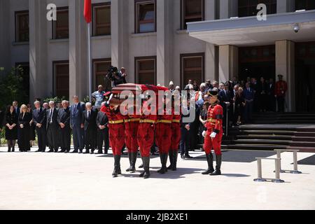 Tirana, Albania. 2nd giugno 2022. Si tiene una cerimonia di lutto per lutto l'ex presidente albanese Bujar Nishani nel palazzo presidenziale di Tirana, Albania, il 2 giugno 2022. L'Albania, giovedì, ha pianto il suo ex presidente Bujar Nishani, morto all'età di 55 anni a causa di gravi complicazioni per la salute causate dal COVID-19. Credit: Gent Onuzi/Xinhua/Alamy Live News Foto Stock