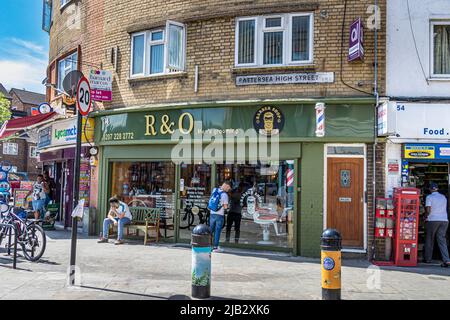 R&o Barbers Shop on Battersea High Street, Battersea, London , SW11 Foto Stock