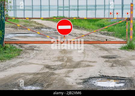 Cancello chiuso della strada sporca. Foto Stock