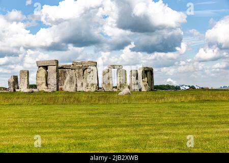 Una saluta reale è stata licenziata a Stonehenge il 02 giugno 2022 come parte delle celebrazioni del Giubileo del platino per HM la Regina. Foto Stock