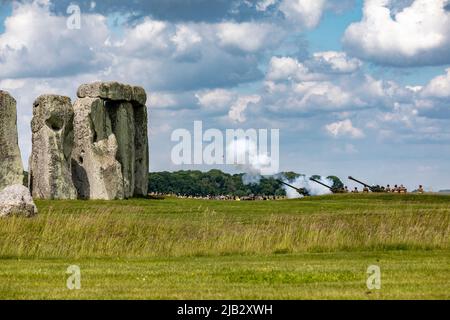 Una saluta reale è stata licenziata a Stonehenge il 02 giugno 2022 come parte delle celebrazioni del Giubileo del platino per HM la Regina. Foto Stock