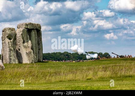 Una saluta reale è stata licenziata a Stonehenge il 02 giugno 2022 come parte delle celebrazioni del Giubileo del platino per HM la Regina. Foto Stock