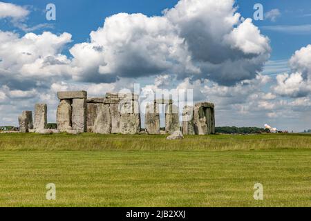 Una saluta reale è stata licenziata a Stonehenge il 02 giugno 2022 come parte delle celebrazioni del Giubileo del platino per HM la Regina. Foto Stock