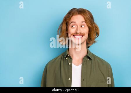 Ritratto di attraente funky bambino allegro ragazzo rosso-capelli guardando da parte spazio copia isolato su sfondo blu brillante colore sfondo Foto Stock