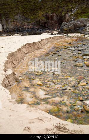 Spiaggia erosione di sabbia, Traigh Allt Chailgeag spiaggia, vicino Sangobeg, Durness, Sutherland, Scozia Foto Stock