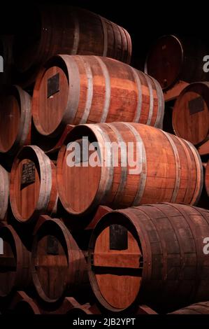 Vecchia e moderna attrezzatura per la distillazione di forte bevanda alcolica di mela calvados in Normandia, regione Calvados, Francia, tour di degustazione Foto Stock