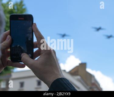 Londra, Regno Unito. 2nd giugno 2022. Il volo RAF sul centro di Londra durante le celebrazioni del Giubileo del platino della Regina. 2nd giugno 2022. Marcin Riehs/ Pathos Credit: Pathos Images/Alamy Live News Foto Stock