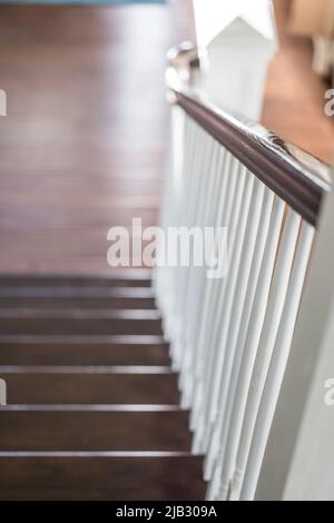 Scalinata moderna in una nuova casa di costruzione con pannelli bianchi dipinti e cime in legno colorato Foto Stock