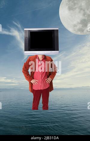 Collage d'arte contemporanea. Uomo in abito rosso con testa TV in piedi da solo nel mezzo dell'oceano. Autoisolamento Foto Stock