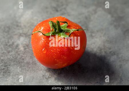 Pomodori maturati a base di Vine biologiche rosse crude pronti a mangiare Foto Stock