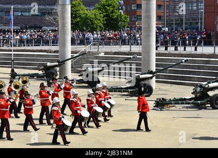 La Regimental Band del Royal Welsh ha suonato per il giubileo di platino della Regina, Roald Dahl Plass, Cardiff Bay, Galles Foto Stock