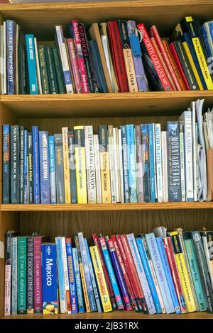 Guida turistica collezione di libri su libreria a casa. Portland, Oregon, Stati Uniti Foto Stock