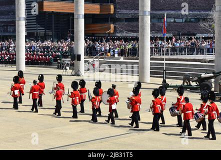 La Regimental Band del Royal Welsh ha suonato per il giubileo di platino della Regina, Roald Dahl Plass, Cardiff Bay, Galles Foto Stock