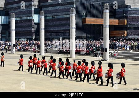 La Regimental Band del Royal Welsh ha suonato per il giubileo di platino della Regina, Roald Dahl Plass, Cardiff Bay, Galles Foto Stock