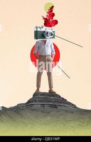 Collage d'arte contemporanea. Uomo elegante con testa telecamera retrò in piedi sul picco della montagna. Amante della natura, osservazione della bellezza Foto Stock