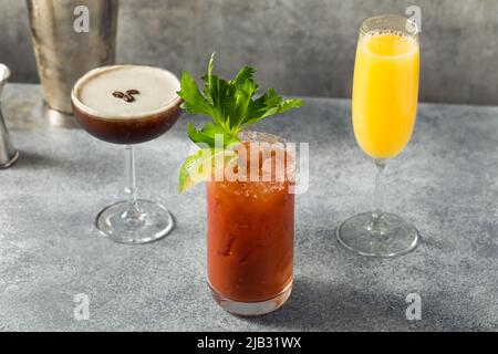 Cocktail con brunch freddo e boozy per colazione con Mimosa espresso Martini e Bloody Mary Foto Stock