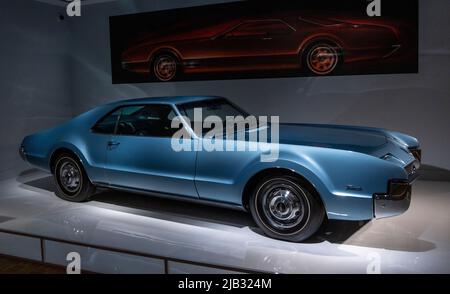 1966 General Motors Oldsmobile Toronado, mostra, Detroit Style: Car Design in the Motor City, 1950–2020, Detroit Institute of Art. Michigan, USA Foto Stock