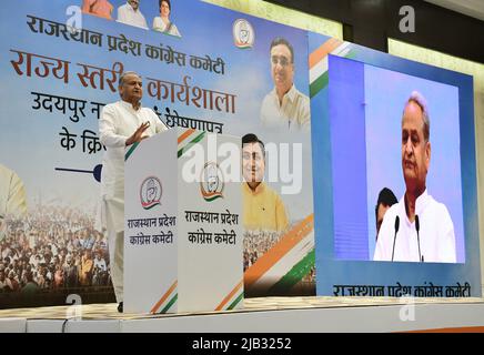 Jaipur, Rajasthan, India. 2nd giugno 2022. Il Ministro Capo Ashok Gehlot si rivolge durante un workshop del Comitato del Congresso del Rajasthan Pradesh a Jaipur. Al workshop hanno partecipato circa 650 partecipanti. Il programma principale del workshop è quello di attuare le decisioni della nuova risoluzione pubblicata nel campo Nav Sankalp organizzato dal Comitato del Congresso All India a Udaipur, nel distretto e in altri livelli più bassi. (Credit Image: © Sumit Saraswat/Pacific Press via ZUMA Press Wire) Credit: ZUMA Press, Inc./Alamy Live News Foto Stock