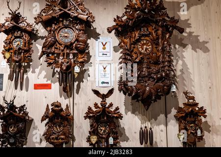 Orologio Cucù della Foresta Nera orologi a cucù, appeso alla parete,  selezione in un monaco di baviera souvenir shop, Germania,  Additional-Rights-Clearance-Info-Not-Available Foto stock - Alamy